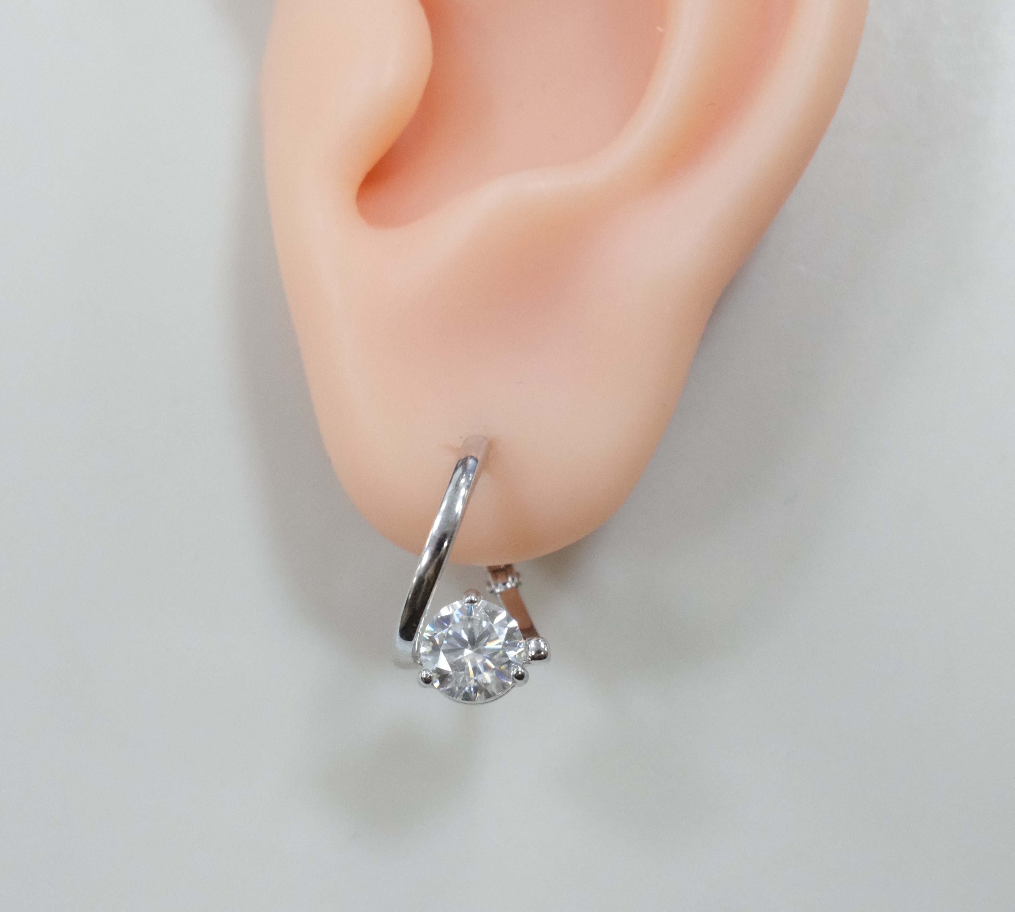 Серебряные серьги с муассанитами